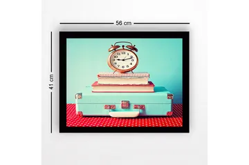 Innrammet lerretsbilde i tre - 41x56 cm - Vintage klokke på stablede bøker oppå en koffert - Turkis / Rød / Hvit - Interiør - Maleri & posters - Lerretsbilder
