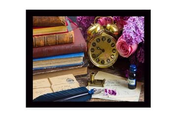 Innrammet lerretsbilde i tre - 41x56 cm - Vintage skrivebordsscene med bøker, klokke og blomster - Gull / Lilla / Rosa - Interiør - Maleri & posters - Lerretsbilder