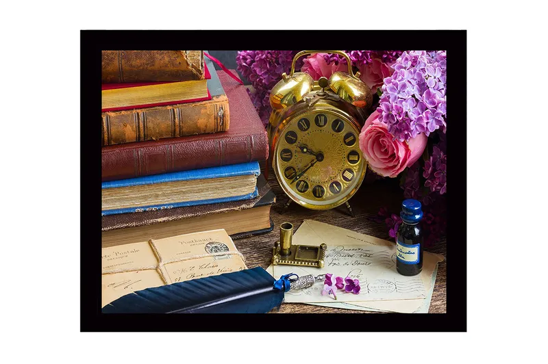 Innrammet lerretsbilde i tre - 41x56 cm - Vintage skrivebordsscene med bøker, klokke og blomster, Gull / Lilla / Rosa