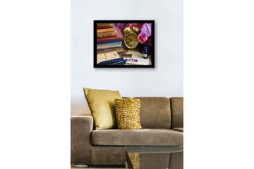 Innrammet lerretsbilde i tre - 41x56 cm - Vintage skrivebordsscene med bøker, klokke og blomster - Gull / Lilla / Rosa - Interiør - Maleri & posters - Lerretsbilder