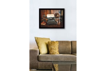 Innrammet lerretsbilde i tre - 41x56 cm - Vintage skrivemaskin med papir og klassiske gjenstander i bakgrunnen - Svart / Brun / Gull - Interiør - Maleri & posters - Lerretsbilder