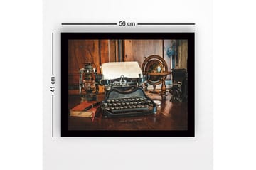 Innrammet lerretsbilde i tre - 41x56 cm - Vintage skrivemaskin med papir og klassiske gjenstander i bakgrunnen - Svart / Brun / Gull - Interiør - Maleri & posters - Lerretsbilder