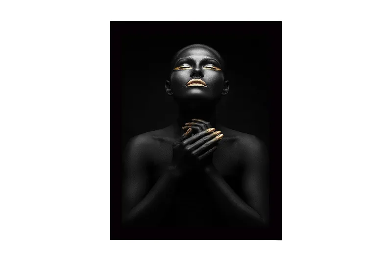 Innrammet lerretsbilde i tre - 41x56 cm - Portrett av en kvinne med svart hud og gylne detaljer, Svart / Gull
