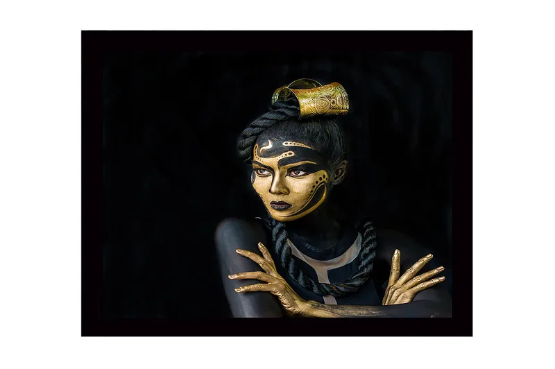 Innrammet lerretsbilde i tre - 41x56 cm - Portrett av en kvinne med gullsminke og detaljerte mønstre, Gull / Svart