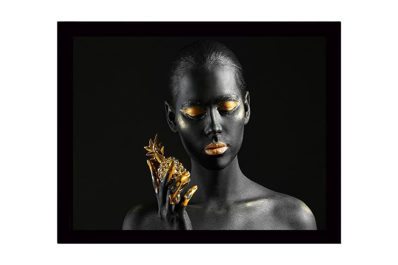 Innrammet lerretsbilde i tre - 41x56 cm - Portrett av en kvinne med svart hud og gulldetaljer som holder en ananas, Svart / Gull