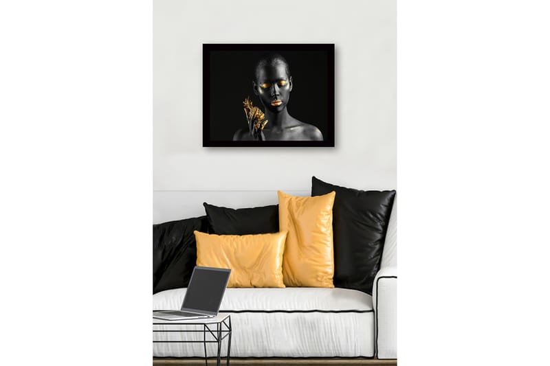 Innrammet lerretsbilde i tre - 41x56 cm - Portrett av en kvinne med svart hud og gulldetaljer som holder en ananas - Svart / Gull - Interiør - Maleri & posters - Lerretsbilder