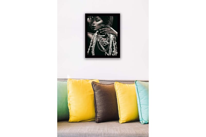 Innrammet lerretsbilde i tre - 41x56 cm - Portrett av en kvinne med smykker og flettet hår - Svart / Hvit / Grå - Interiør - Maleri & posters - Lerretsbilder