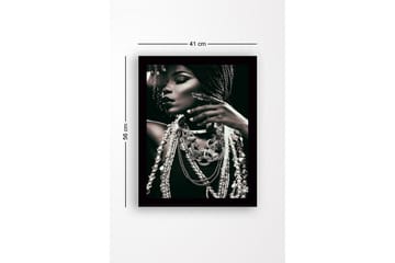 Innrammet lerretsbilde i tre - 41x56 cm - Portrett av en kvinne med smykker og flettet hår - Svart / Hvit / Grå - Interiør - Maleri & posters - Lerretsbilder