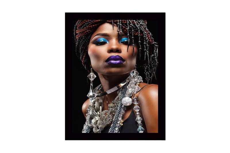 Innrammet lerretsbilde i tre - 41x56 cm - Portrett av en kvinne med dramatisk sminke og smykker, Blå / Lilla / Svart