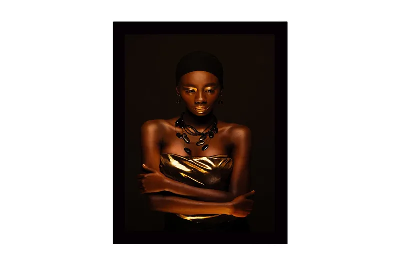 Innrammet lerretsbilde i tre - 41x56 cm - Portrett av en kvinne med gulldetaljer og en elegant positur, Gull / Mørk brun / Svart