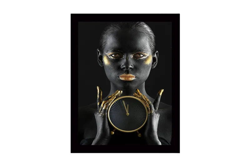 Innrammet lerretsbilde i tre - 41x56 cm - Portrett av en kvinne med svart hud og gulldetaljer som holder en klokke, Svart / Gull / Brun
