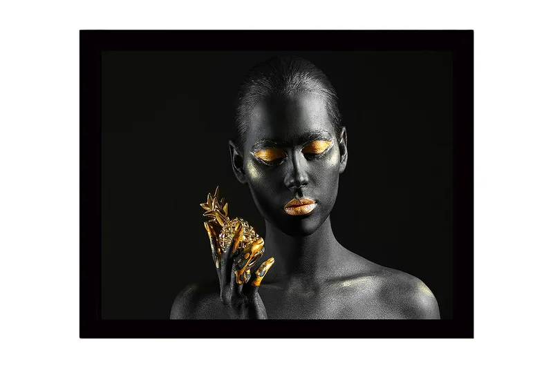 Innrammet lerretsbilde i tre - 41x56 cm - Portrett av en kvinne med svart hud og gulldetaljer som holder en ananas, Svart / Gull
