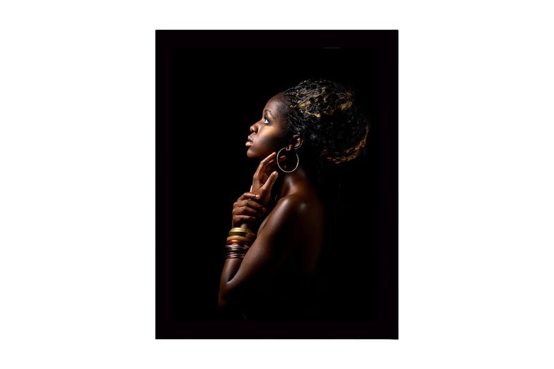 Innrammet lerretsbilde i tre - 41x56 cm - Portrett av en kvinne i profil med elegant holdning og smykker, Mørk brun / Gull / Svart