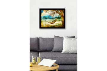 Innrammet trelerretsbilde - 41x56 cm - Avslappende hengekøye under et tre ved stranden med fjell i bakgrunnen - Blå / Grønn / Beige - Interiør - Maleri & posters - Lerretsbilder