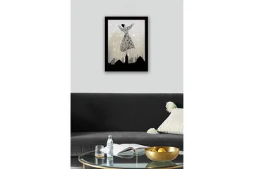 Innrammet trelerretsbilde - 41x56 cm - Dansende figur i en utsmykket kjole som svever over en bysilhuett - Svart / Grå / Hvit - Interiør - Maleri & posters - Lerretsbilder