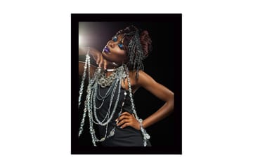 Innrammet trelerretsbilde - 41x56 cm - Elegant kvinne med glitrende smykker og dramatisk sminke - Svart / Sølv / Lilla - Interiør - Maleri & posters - Lerretsbilder