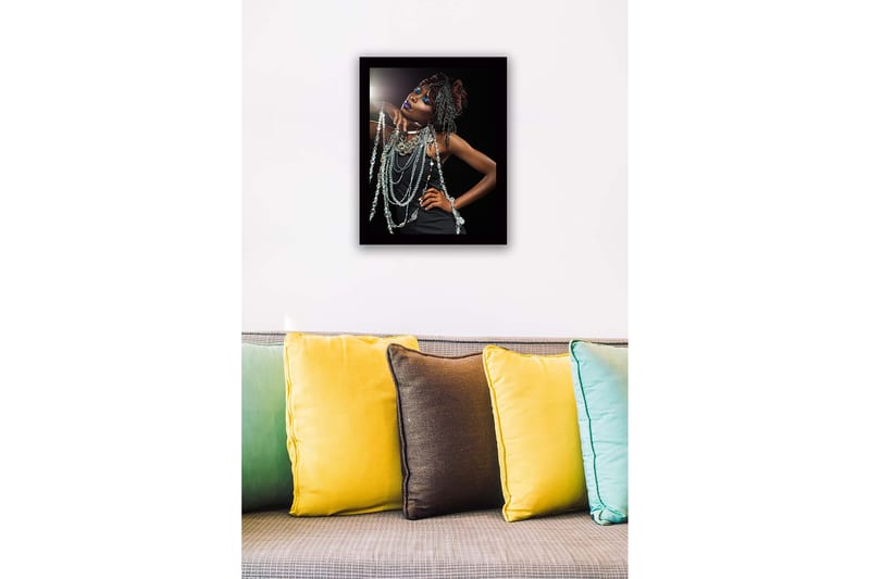 Innrammet trelerretsbilde - 41x56 cm - Elegant kvinne med glitrende smykker og dramatisk sminke - Svart / Sølv / Lilla - Interiør - Maleri & posters - Lerretsbilder