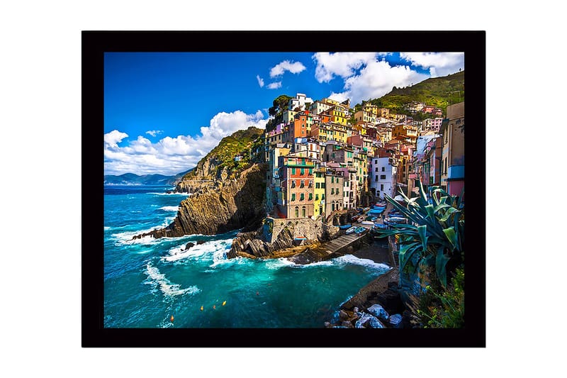 Innrammet trelerretsbilde - 41x56 cm - Fargerike hus på en steinete kystlinje, Blå / Grønn / Gul