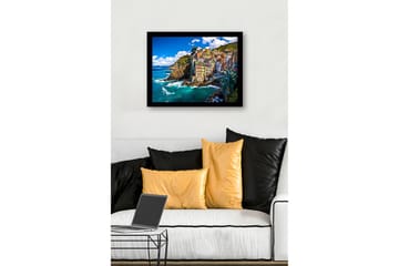 Innrammet trelerretsbilde - 41x56 cm - Fargerike hus på en steinete kystlinje - Blå / Grønn / Gul - Interiør - Maleri & posters - Lerretsbilder