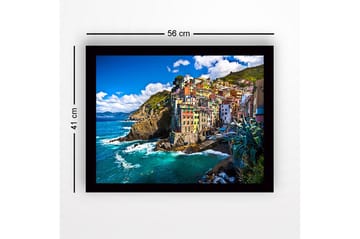 Innrammet trelerretsbilde - 41x56 cm - Fargerike hus på en steinete kystlinje - Blå / Grønn / Gul - Interiør - Maleri & posters - Lerretsbilder