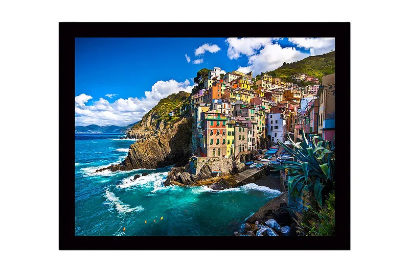 Innrammet trelerretsbilde - 41x56 cm - Fargerike hus på en steinete kystlinje, Blå / Grønn / Gul