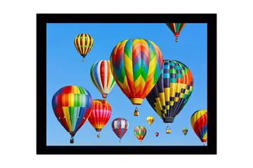 Innrammet trelerretsbilde - 41x56 cm - Fargerike varmluftsballonger som svever over en klar blå himmel - Rød / Grønn / Gul - Interiør - Maleri & posters - Lerretsbilder