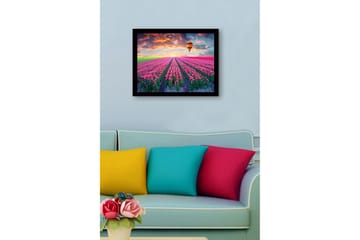 Innrammet trelerretsbilde - 41x56 cm - Felt med fargerike tulipaner under en ballong ved solnedgang - Rosa / Grønn / Oransje - Interiør - Maleri & posters - Lerretsbilder