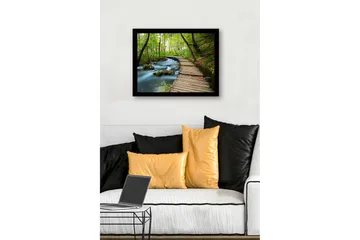 Innrammet trelerretsbilde - 41x56 cm - Frodig skogssti med en trebro som går over en rislende bekk - Grønn / Brun / Blå - Interiør - Maleri & posters - Lerretsbilder