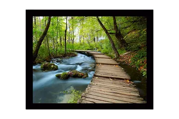 Innrammet trelerretsbilde - 41x56 cm - Frodig skogssti med en trebro som går over en rislende bekk - Grønn / Brun / Blå - Interiør - Maleri & posters - Lerretsbilder