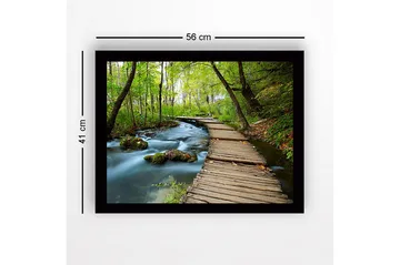 Innrammet trelerretsbilde - 41x56 cm - Frodig skogssti med en trebro som går over en rislende bekk - Grønn / Brun / Blå - Interiør - Maleri & posters - Lerretsbilder