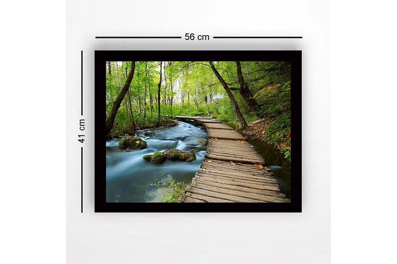 Innrammet trelerretsbilde - 41x56 cm - Frodig skogssti med en trebro som går over en rislende bekk - Grønn / Brun / Blå - Interiør - Maleri & posters - Lerretsbilder