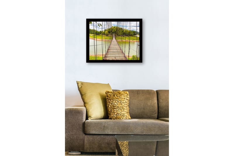 Innrammet trelerretsbilde - 41x56 cm - Hengebro som går over en rolig innsjø - Grønn / Brun / Blå - Interiør - Maleri & posters - Lerretsbilder