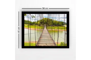 Innrammet trelerretsbilde - 41x56 cm - Hengebro som går over en rolig innsjø - Grønn / Brun / Blå - Interiør - Maleri & posters - Lerretsbilder