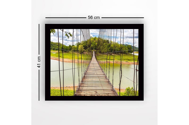Innrammet trelerretsbilde - 41x56 cm - Hengebro som går over en rolig innsjø - Grønn / Brun / Blå - Interiør - Maleri & posters - Lerretsbilder