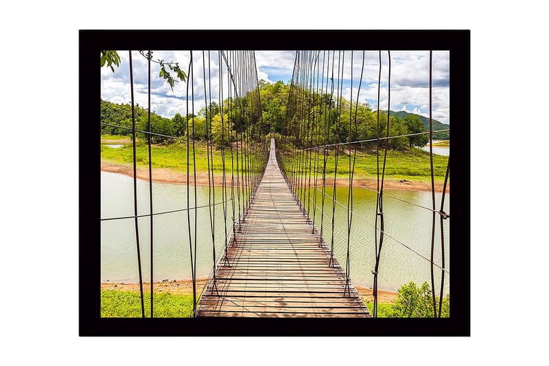 Innrammet trelerretsbilde - 41x56 cm - Hengebro som går over en rolig innsjø, Grønn / Brun / Blå