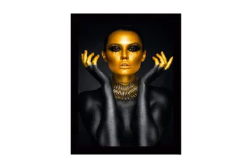 Innrammet trelerretsbilde - 41x56 cm - Kroppsmalt kvinne med gullfingre og statement-kjede mot mørk bakgrunn - Gull / Svart - Interiør - Maleri & posters - Lerretsbilder