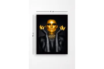 Innrammet trelerretsbilde - 41x56 cm - Kroppsmalt kvinne med gullfingre og statement-kjede mot mørk bakgrunn - Gull / Svart - Interiør - Maleri & posters - Lerretsbilder