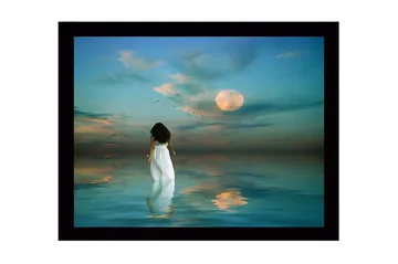 Innrammet trelerretsbilde - 41x56 cm - Kvinne i hvit kjole går mot en fullmåne over stille vann - Blå / Hvit / Grå - Interiør - Maleri & posters - Lerretsbilder