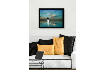 Innrammet trelerretsbilde - 41x56 cm - Kvinne i hvit kjole går mot en fullmåne over stille vann - Blå / Hvit / Grå - Interiør - Maleri & posters - Lerretsbilder