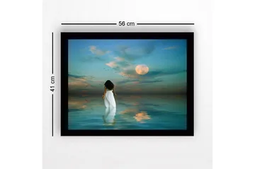Innrammet trelerretsbilde - 41x56 cm - Kvinne i hvit kjole går mot en fullmåne over stille vann - Blå / Hvit / Grå - Interiør - Maleri & posters - Lerretsbilder
