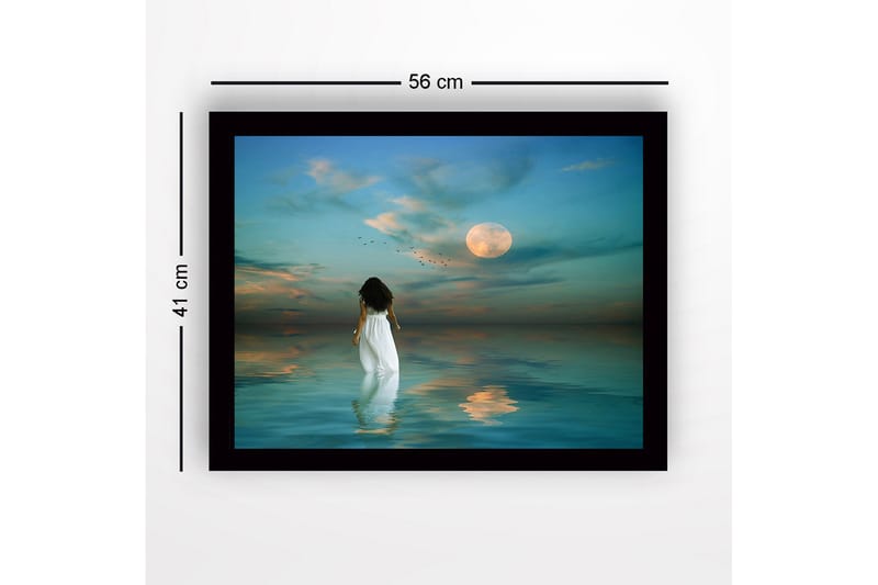 Innrammet trelerretsbilde - 41x56 cm - Kvinne i hvit kjole går mot en fullmåne over stille vann - Blå / Hvit / Grå - Interiør - Maleri & posters - Lerretsbilder