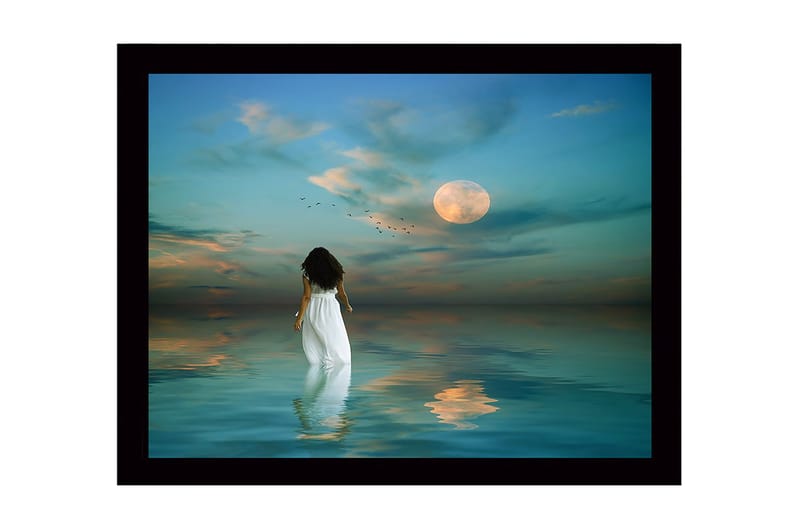 Innrammet trelerretsbilde - 41x56 cm - Kvinne i hvit kjole går mot en fullmåne over stille vann, Blå / Hvit / Grå