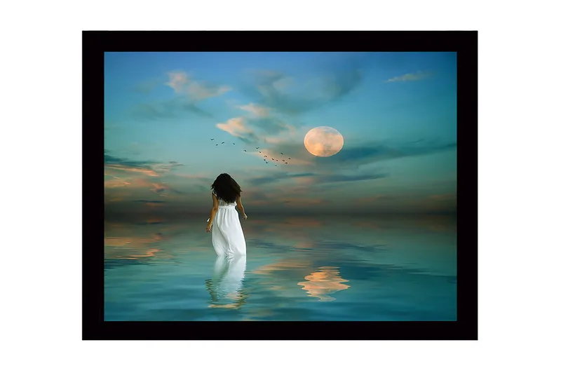 Innrammet trelerretsbilde - 41x56 cm - Kvinne i hvit kjole går mot en fullmåne over stille vann, Blå / Hvit / Grå