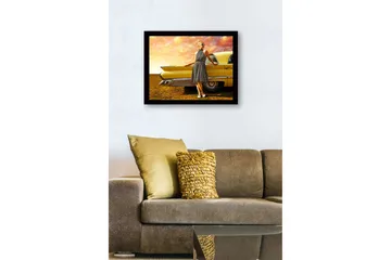 Innrammet trelerretsbilde - 41x56 cm - Kvinne i prikkete kjole lener seg mot en veteranbil - Gul / Svart / Hvit - Interiør - Maleri & posters - Lerretsbilder