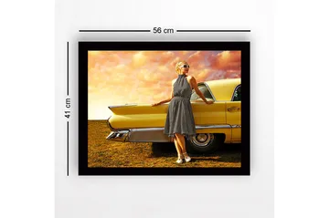 Innrammet trelerretsbilde - 41x56 cm - Kvinne i prikkete kjole lener seg mot en veteranbil - Gul / Svart / Hvit - Interiør - Maleri & posters - Lerretsbilder