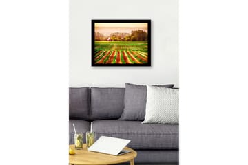 Innrammet trelerretsbilde - 41x56 cm - Landlig scene med et rødt hus omgitt av grønne åkre og pløyde åkrer - Grønn / Oransje / Rød - Interiør - Maleri & posters - Lerretsbilder