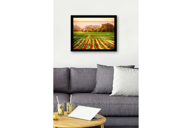 Innrammet trelerretsbilde - 41x56 cm - Landlig scene med et rødt hus omgitt av grønne åkre og pløyde åkrer - Grønn / Oransje / Rød - Interiør - Maleri & posters - Lerretsbilder