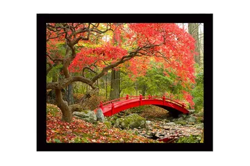 Innrammet trelerretsbilde - 41x56 cm - Rød bro omgitt av høstfargede trær og blader - Rød / Grønn / Brun - Interiør - Maleri & posters - Lerretsbilder