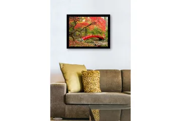 Innrammet trelerretsbilde - 41x56 cm - Rød bro omgitt av høstfargede trær og blader - Rød / Grønn / Brun - Interiør - Maleri & posters - Lerretsbilder