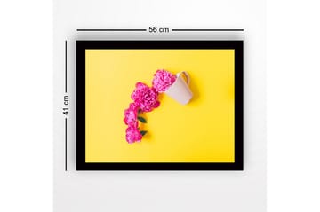 Innrammet trelerretsbilde - 41x56 cm - Rosa peoner som strekker seg ut fra en hvit kopp på gul bakgrunn - Rosa / Gul - Interiør - Maleri & posters - Lerretsbilder